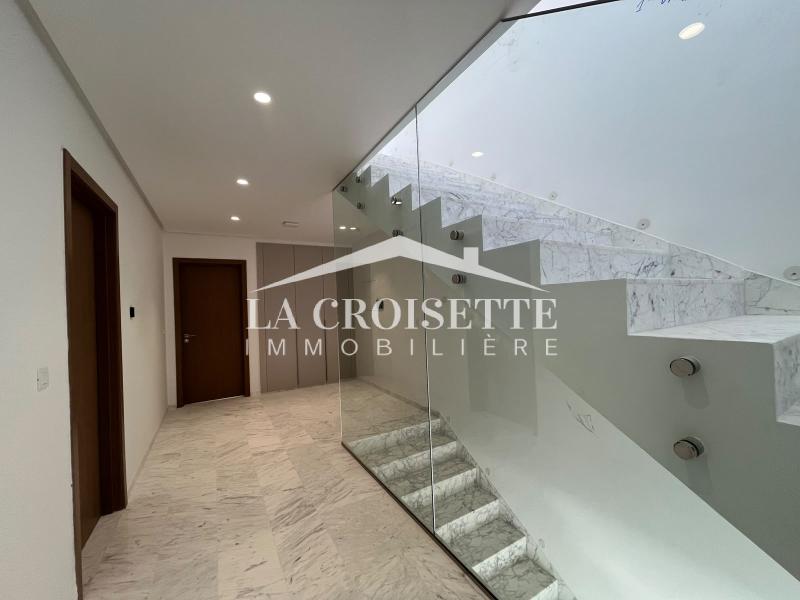 Triplex S+4 avec piscine et vue sur mer à Gammarth